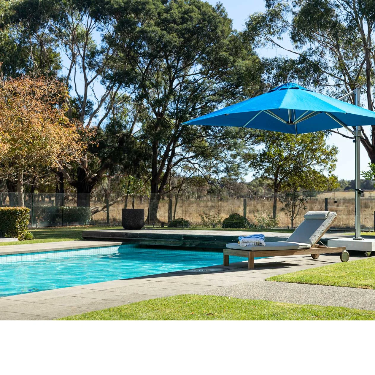 Aurora V.2 Outdoor Cantilever Square Umbrella 280 cm - Image 4