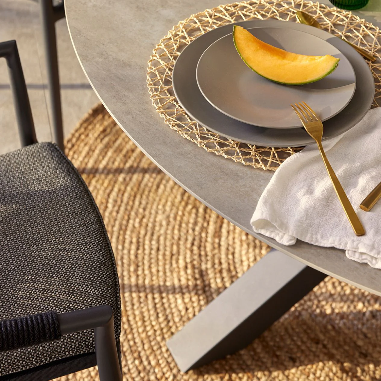 Trivento II Ceramic Outdoor Round Dining Table 148 cm - Image 8